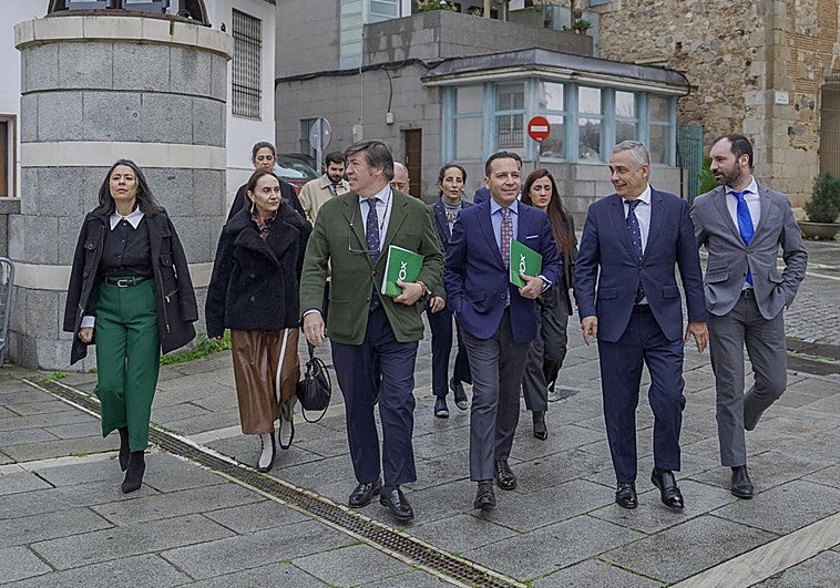 La dificultad de Vox para formar los equipos demora la firma del acuerdo de Gobierno